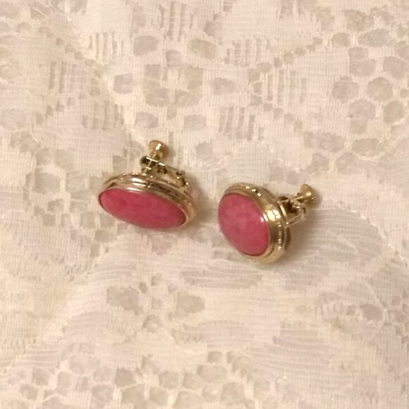 Vintage Genuine Pink Coral Gold Tone Oval Non-Pierced Screw Clip Earrings - Picture 6 of 8